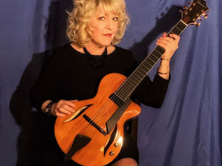 TRACY BADGER MEETS CHIQUITA