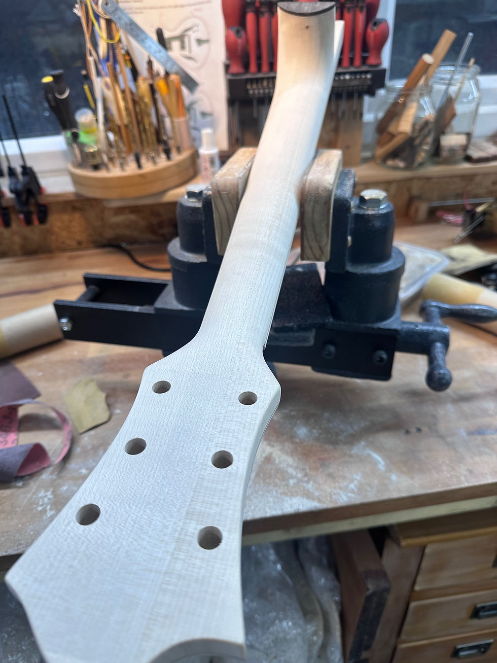 Just a few pics of neck profiling and neck joint fitting on a custom Californian for a very special guitar player. More pictures coming soon!

 #fibonacciguitars #handcarvedarchtops #archtops  #fibonacci #philrobson