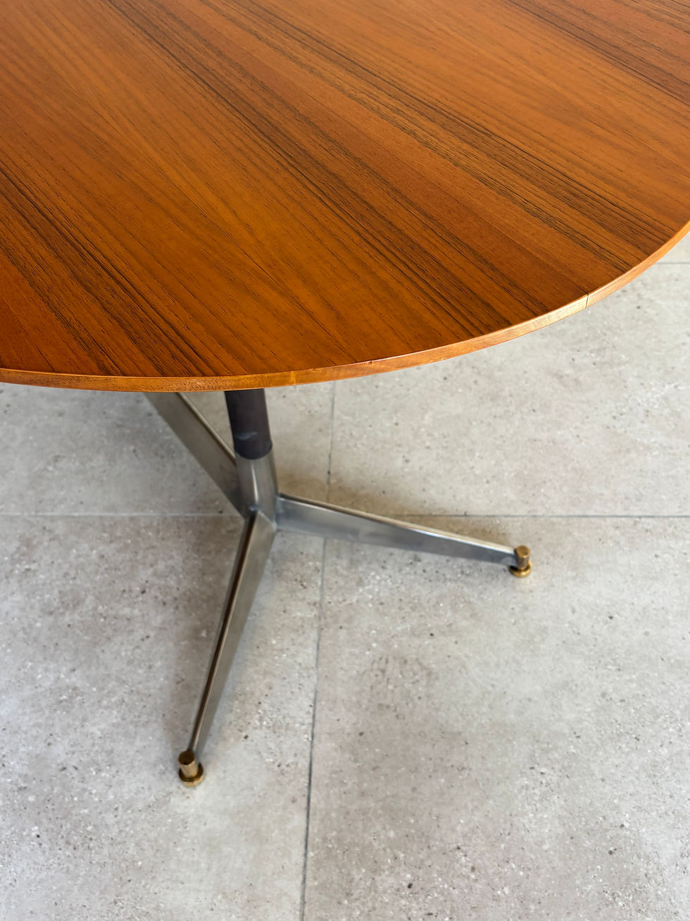 Thumbnail: Italian Mid-Century Oval Dining Table with Stainless Steel and Brass Details, 19