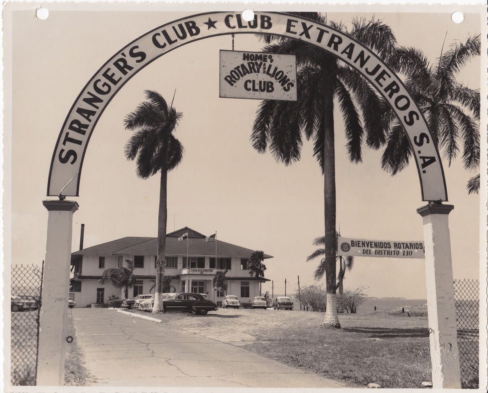 Strangers Club Distrito 110.jpg