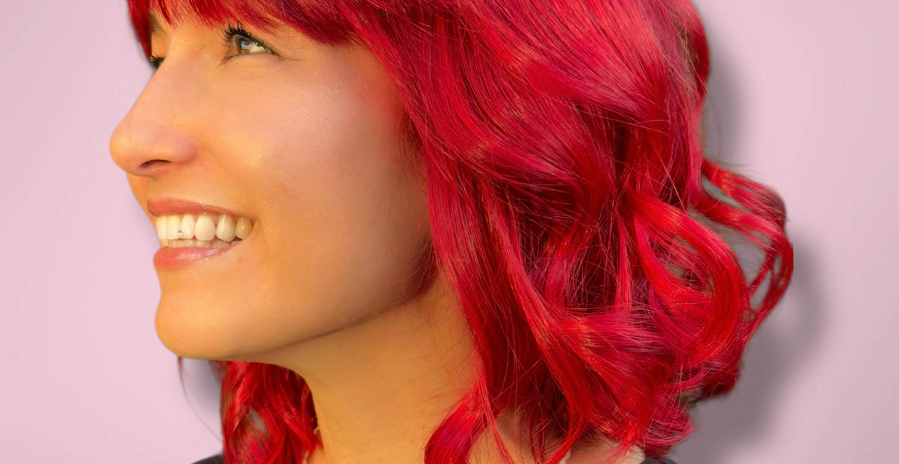 Imagem feminina sofisticada em fundo rosa com a frase “O prazer de se sentir única”. Dona Bela Cabelo & Cia em Rio Claro é um espaço de beleza e expressão pessoal, despertando confiança em cada detalhe do cabelo.