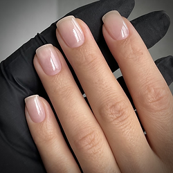 Blindagem em gel de unhas naturais feita no Dona Bela Cabelo & Cia em Rio Claro: acabamento rosado translúcido e brilho delicado, sem esmaltação. Técnica indicada para quem deseja unhas mais fortes, protegidas contra lascas e descamações, mantendo um visual discreto e saudável.