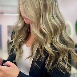 Mechas loiras com efeito natural e sofisticado, feitas com técnicas modernas e produtos Schwarzkopf com tecnologia Plex, garantindo fios iluminados e saudáveis no salão Dona Bela Cabelo & Cia em Rio Claro.