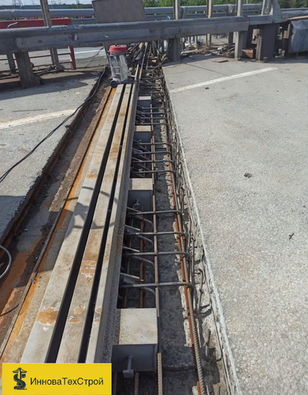 Монтаж деформационного шва на мосту с установкой металлических элементов и арматуры, рабочий выполняет подготовку к бетонированию.
Ключевые слова:
монтаж деформационного шва, мостовой шов, установка швов на мосту, деформационные швы для дорог, мостовой ремонт, армирование мостов, швы для температурной компенсации, дорожное строительство.