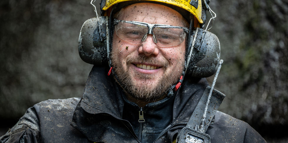 Industriekletterer mit Helm und Gehörschutz