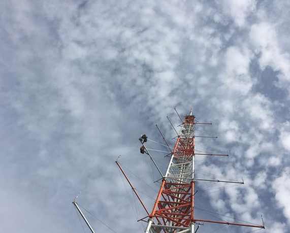 Industriekletterer auf Sendeturm bei Wartungsarbeiten