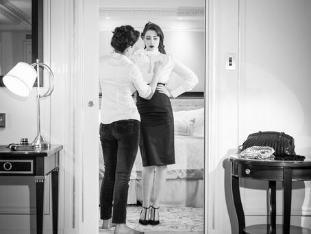 Laurie Tedone mannequin, backstage mode avec styliste qui ajuste la tenue