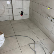 Umbau eines kleinen Badezimmers mit neuem Unterlagsboden, integrierter Bodenheizung, Verbundabdichtung und grossformatigen Fliesen. Harmonisch abgestimmtes Fugenbild über Wand- und Bodenflächen für eine ruhige und hochwertige Raumwirkung.