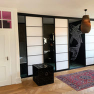 Vorher-Nachher-Umbau einer Wohnung mit Einbau eines neuen Badezimmers im Wohnbereich. Grossflächige Schiebetrennwände ermöglichen eine flexible Abtrennung des Sanitärraums und schaffen eine moderne, platzsparende Raumlösung mit hochwertigem Innenausbau.