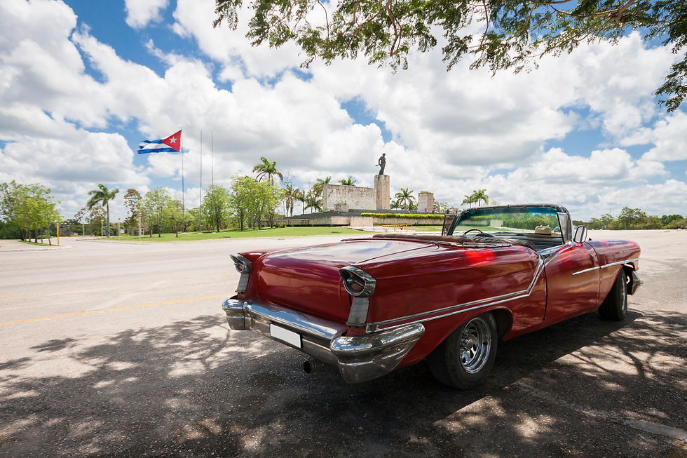 Coche clásico ubicado frente un monumento importante en La Habana, Cuba.