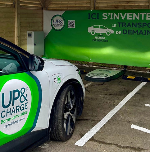 UPANDCHARGE charging station installed in an SDE76 parking lot