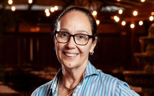 Paula Labaki e o fascínio pelo fogo que atravessa mais de quatro décadas de cozinha