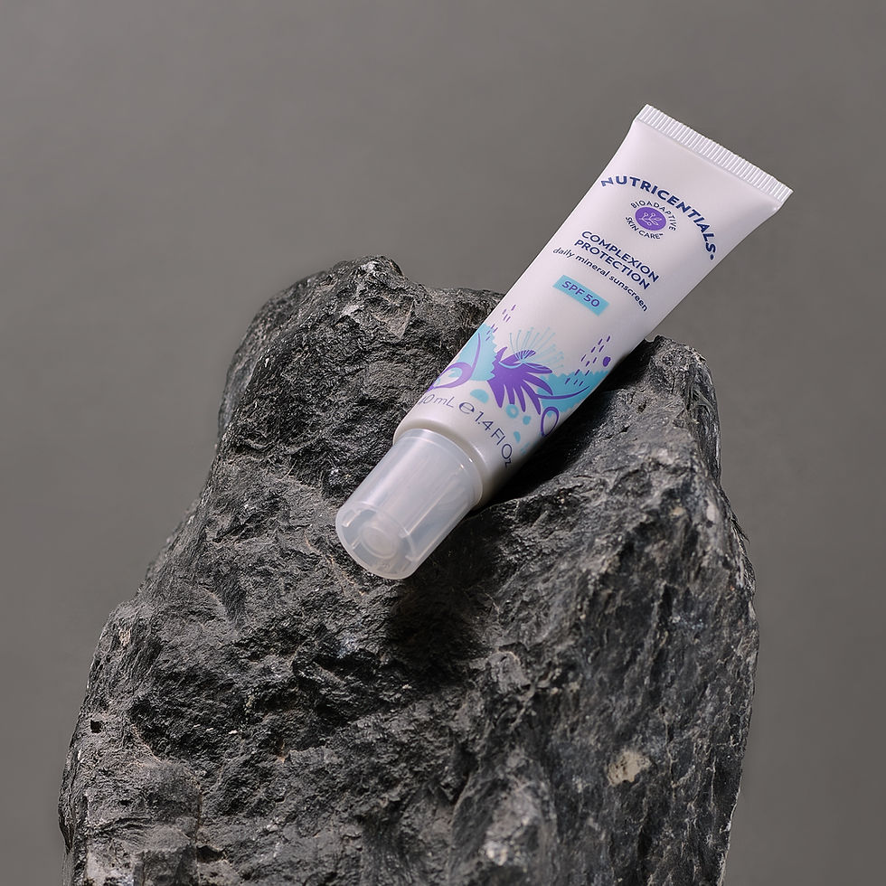 Miniatura: This lightweight broad spectrum SPF 50 mineral sunscreen protects the skin and increases its resistance to everyday stressors such as air pollution