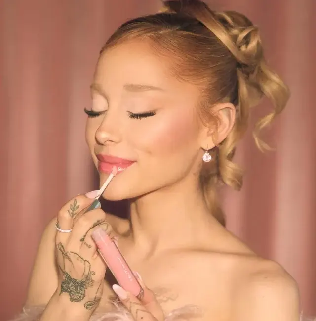 ariana-grande-for-rem-beauty-v0-cfy1rczptyee1.webp