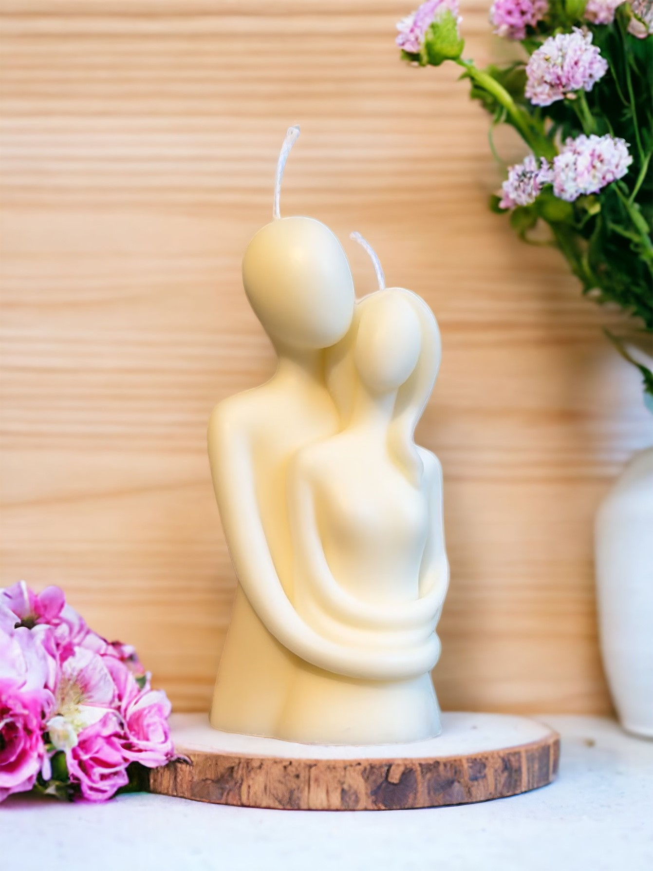 Handgemachte Kerze in Form eines umarmenden Paar