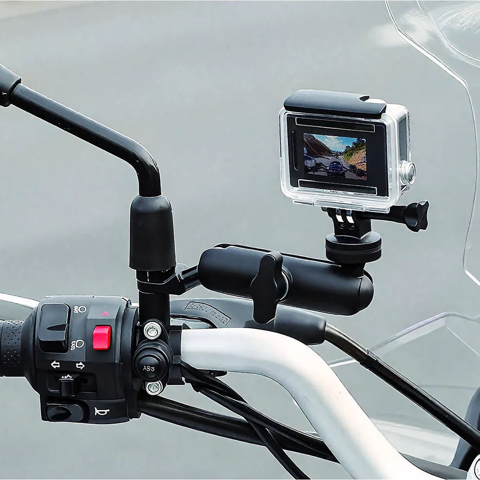 Miniatura: Cámara de acción SJCAM montada en el soporte de retrovisor de una motocicleta.