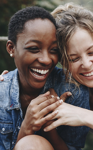 Amigos felices de risa