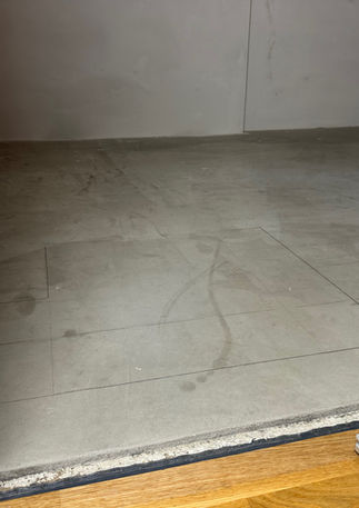 Slipat betonggolv med synliga linjer vid en trätröskel.