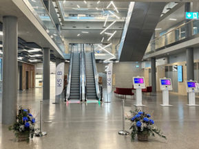 Patient Intake Flow au Kantonsspital Baden: hall d'entrée lumineux et spacieux avec les terminaux de self check-in heyPatient et les bannières KSB, prêt pour un accueil patient structuré.
