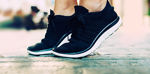 schwarze Turnschuhe