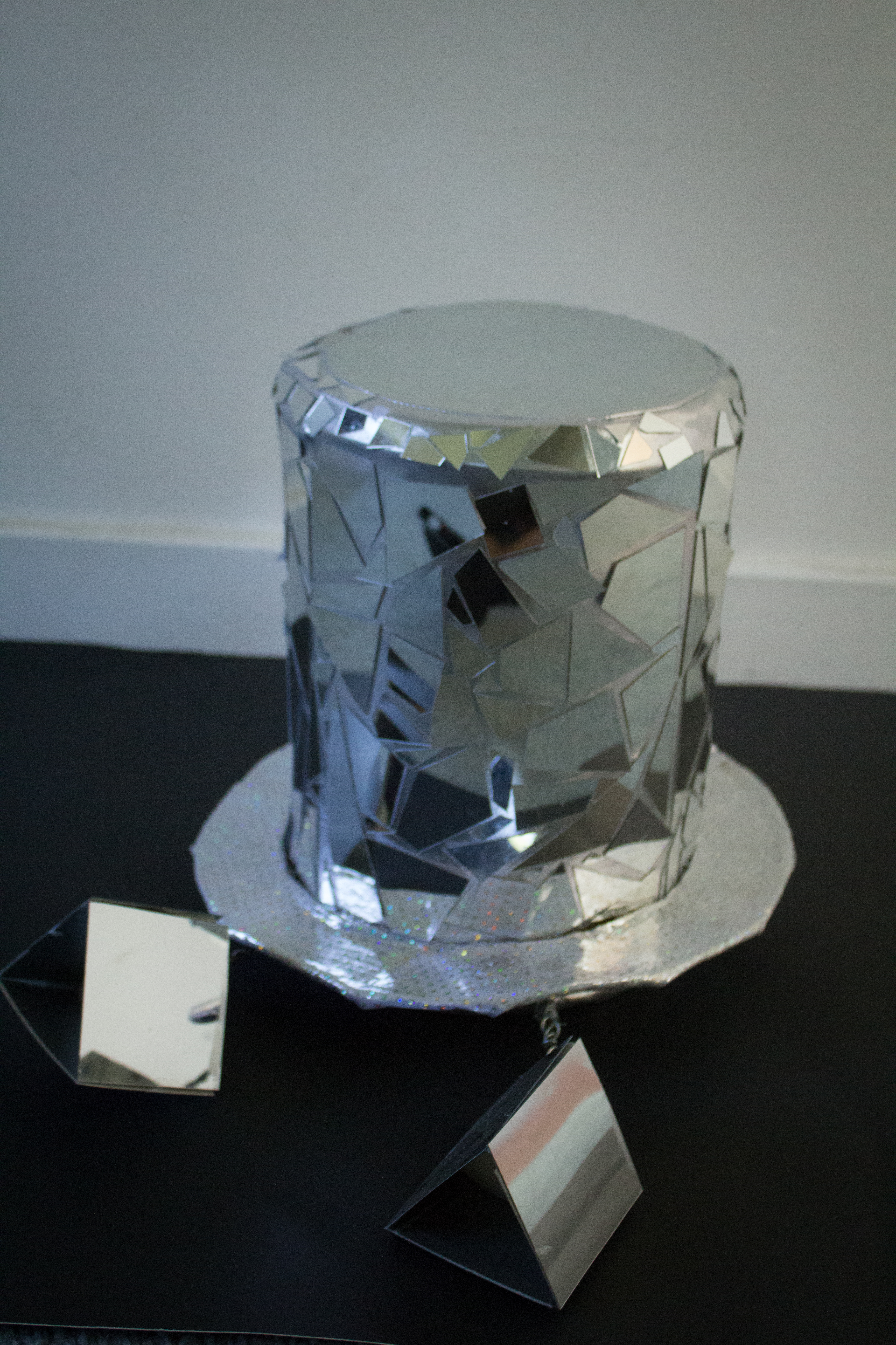 Mirror top hat with shattered mirror and adjustable rear view mirrors