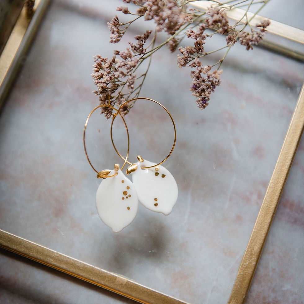 Thumbnail: White lemon porcelain necklace with gold details