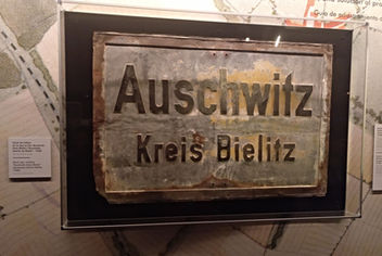 Exposición sobre el campo de concentración nazi de Auschwitz. Día del Recuerdo de las Víctimas del Holocausto. 80 Años.