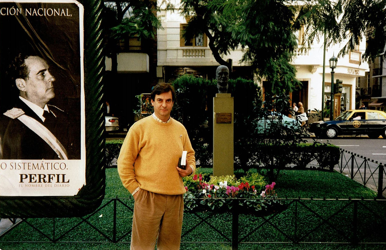 Al fondo estatua J. Ortega y Gasset.