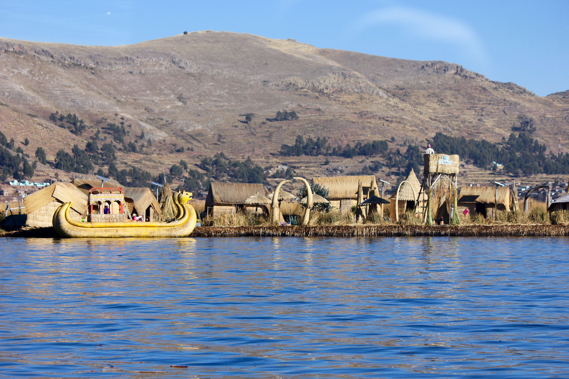 Isla flotante en el Lago Titicaca.