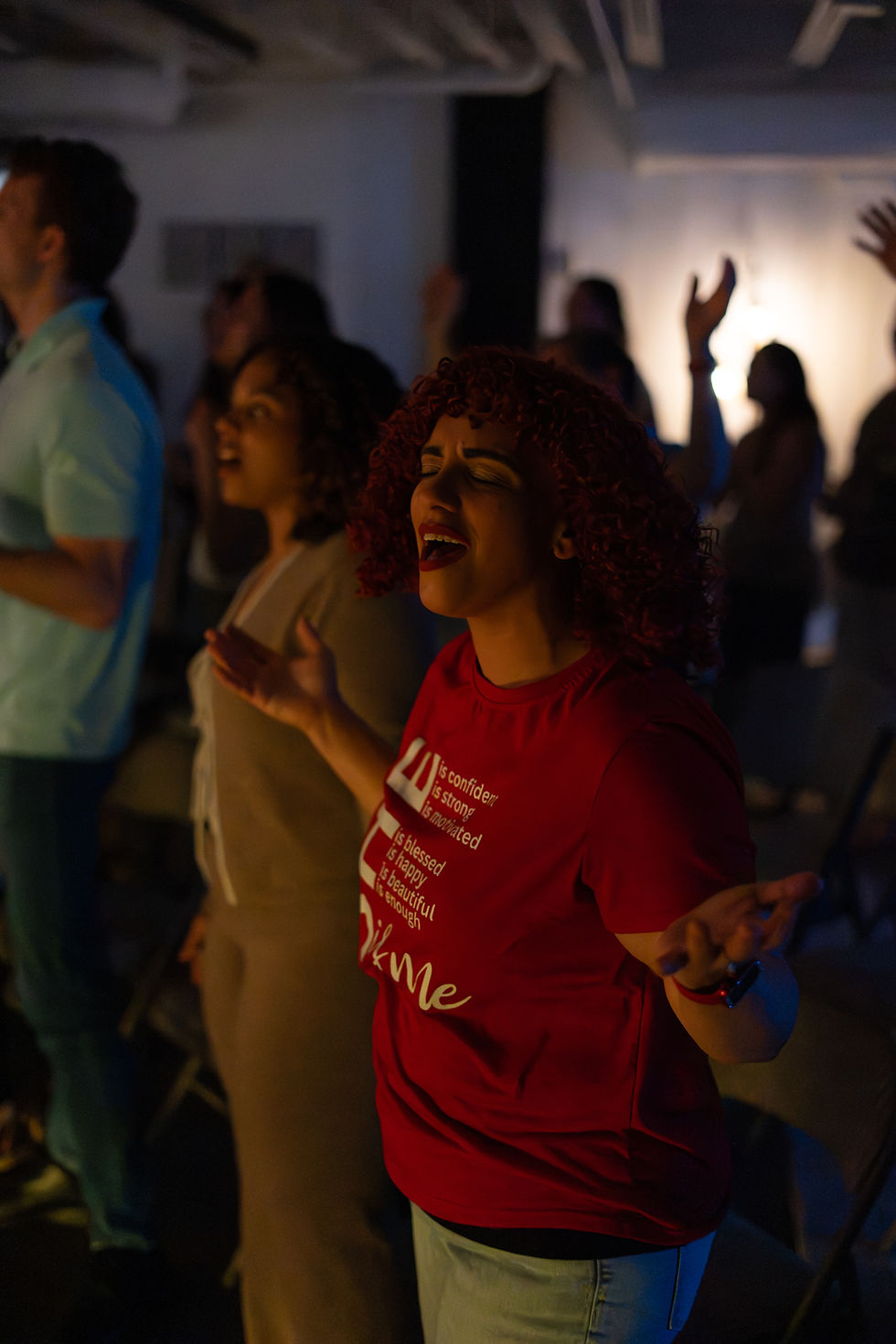 women worshipping