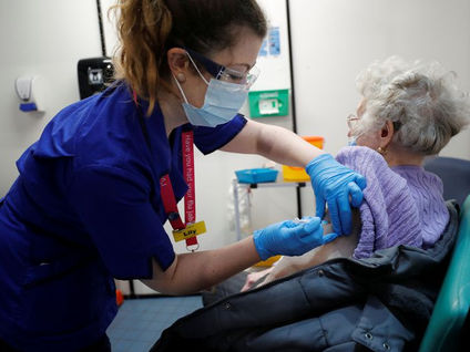 Vacunación contra el Covid ha reducido hospitalizaciones en el Reino Unido