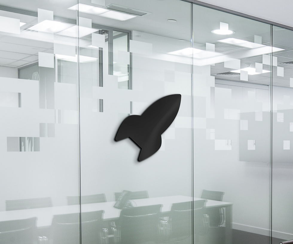 Logo de Propulsion Marketing visible sur la vitre d'un bureau, symbolisant l'expertise en marketing digital.