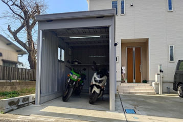 イナバ物置 バイク保管庫 一般型 土間タイプ(FM-2235HD)ブロック基礎(1段積み)、オプション充実 横幅|2,210mm ✕ 奥行|3,470mm ✕ 高さ|2,385mm(ハイルーフ)