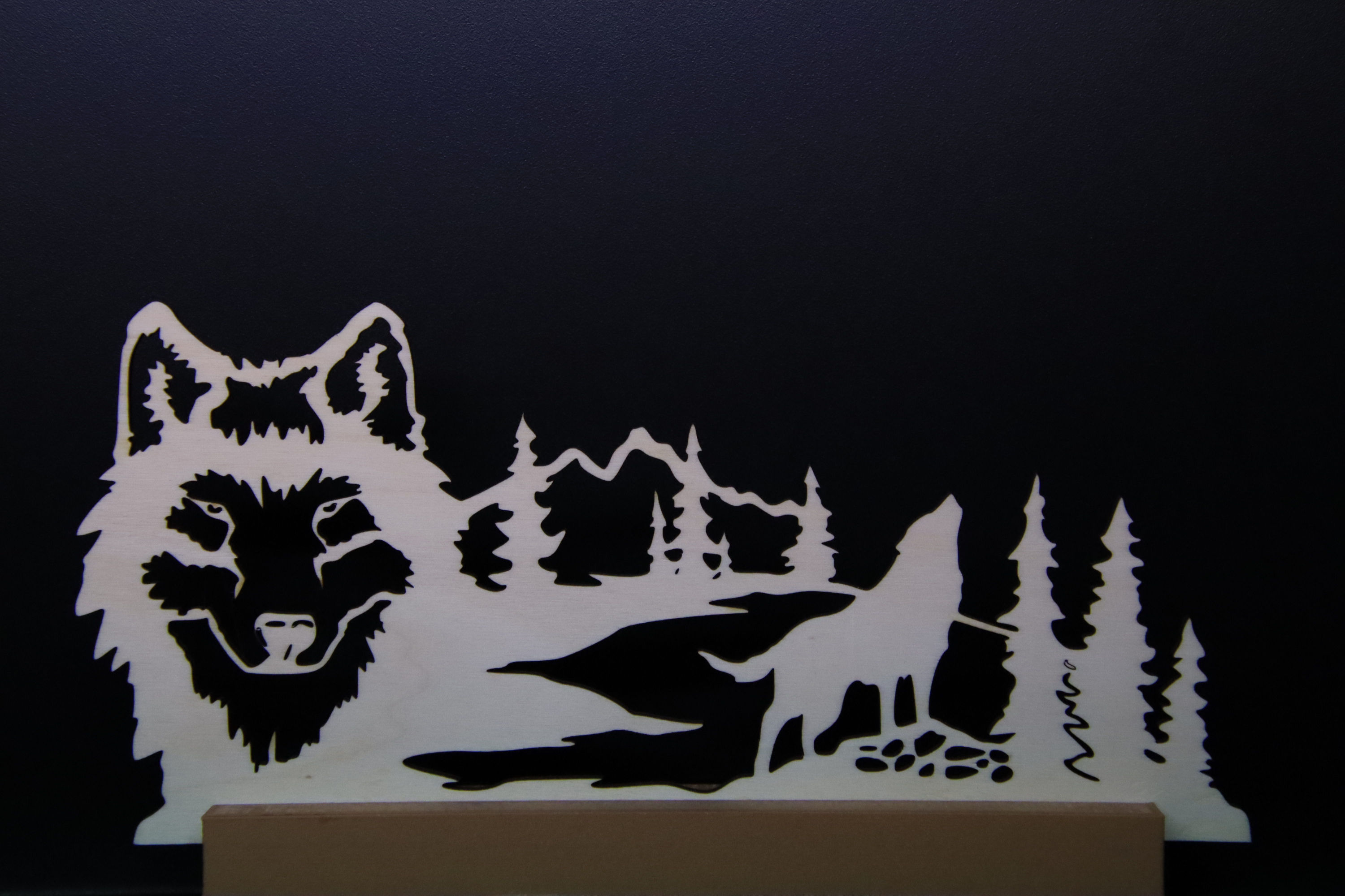 Découpe loup avec montagnes