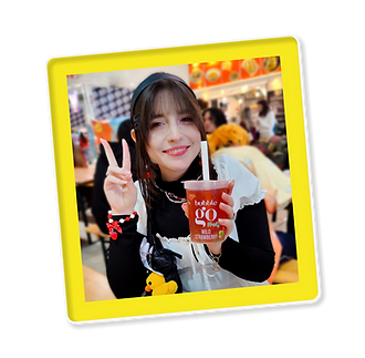 Un cadre photo jaune carré contient la photo d'une jeune femme à la Made In Asia qui pose avec un Bubble Tea de la marque Bubble Go saveur Fraise "Wild Strawberry"