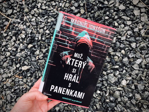 Muž, který si hrál s panenkami