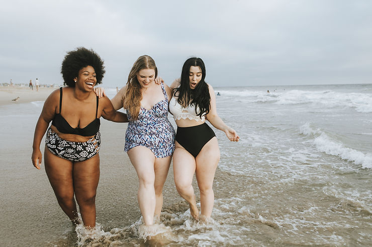 Donne che camminano nell'acqua