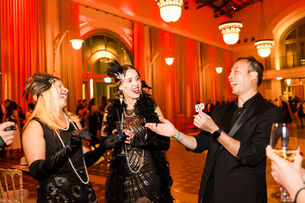 Walkaround Magic vs Stand-Up Magic Show: What’s the Best Choice for Your Event?