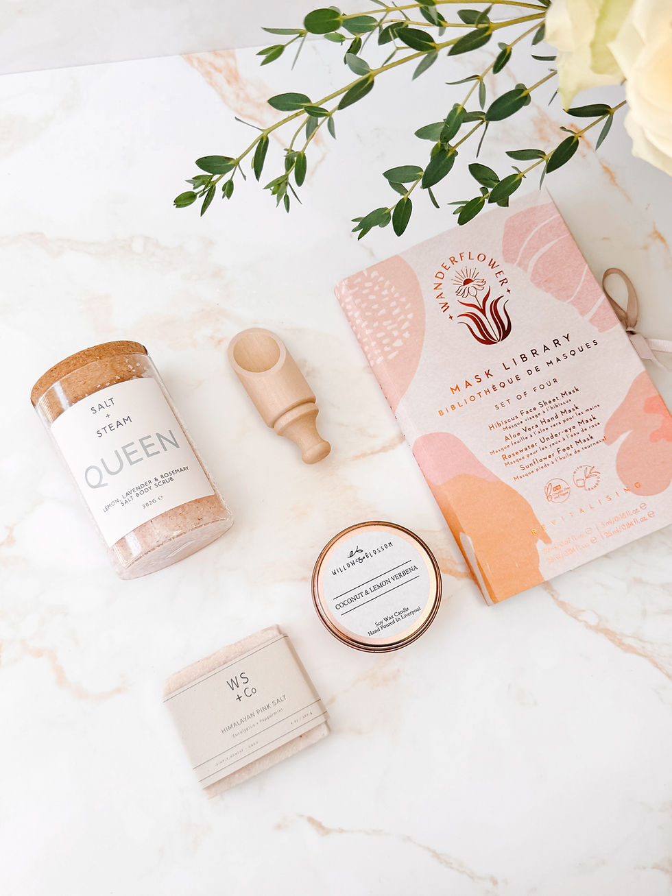 Pamper Queen gift box with spa treats and beauty products
