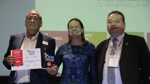 Ramón Hemer, gerente general de Triple A recibió el premio de Pacto Global por parte de Mauricio López, director ejecutivo de Pacto Global Red Colombia y Ángela Garzón, vicepresidenta de Articulación Público Privada de la Cámara de Comercio de Bogotá.