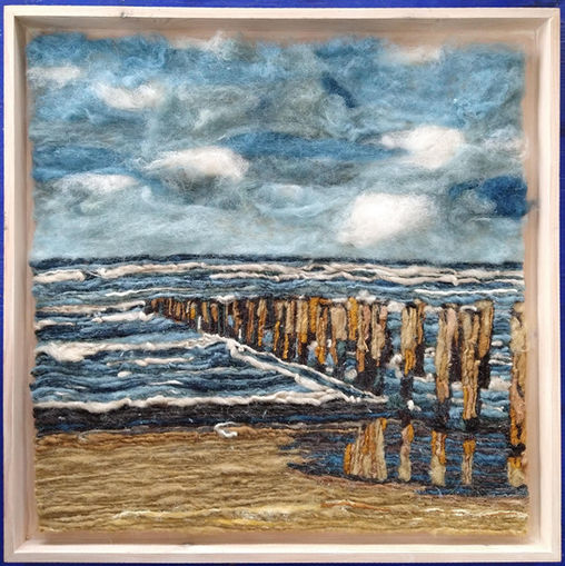Zeeland. schilderij van de zee met palen. Gemaakt van gekleurde wol