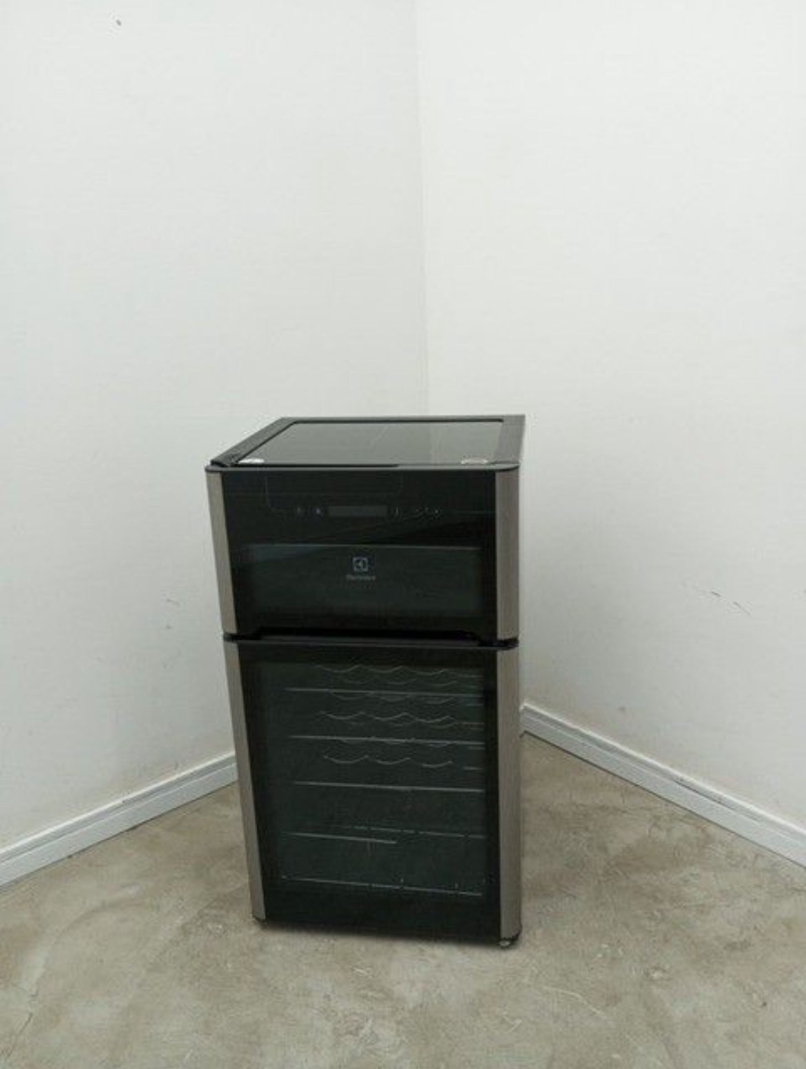Adega Electrolux Vinhos 2 Portas Acd29 29 Garrafas - Inox