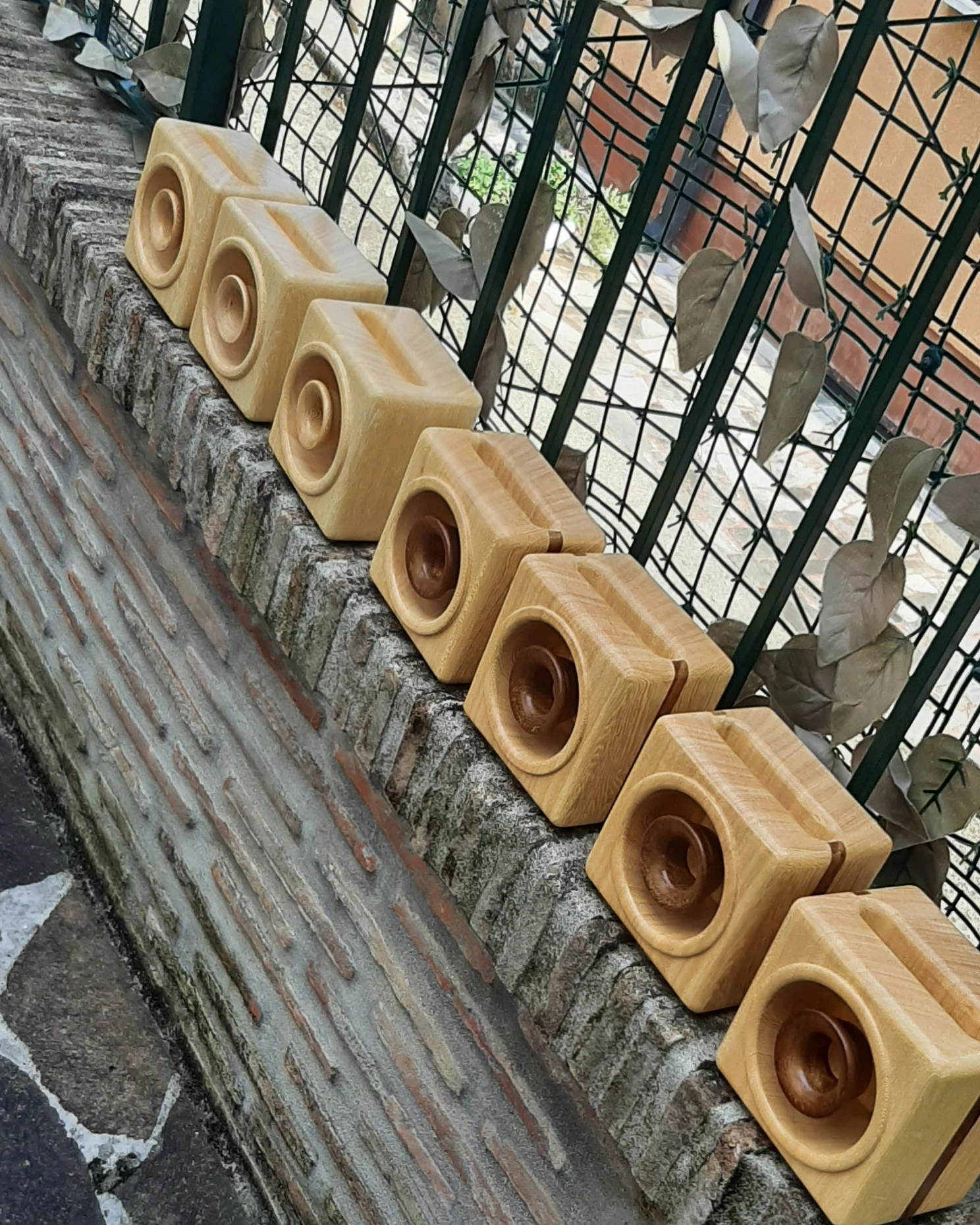 Mercato local con creazioni in legno