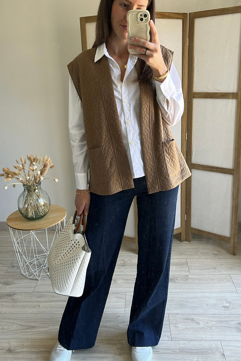 Miniature : veste sans manche marron mi saison look avec chemise blanche et jean