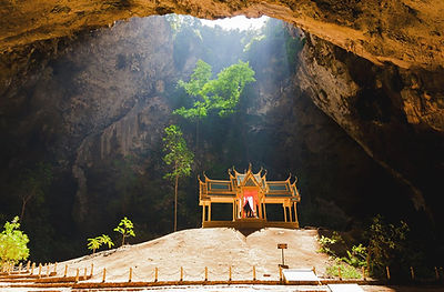 Foto vom Pavillion-Sam-Roi . der Steht in einer Höhle mit lichteinfall durch eine Öffnung. Mystisch