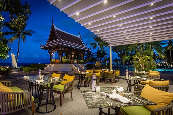 Bild in der Abendstimmung vom Restaurant am Pool zum traditionellen Freisitz