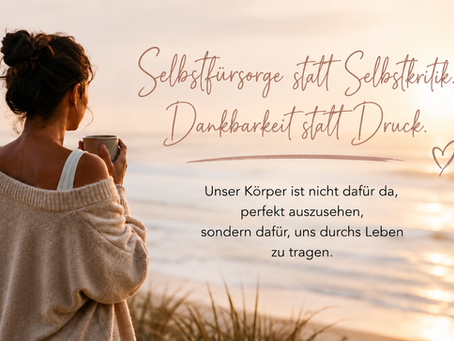 Frau blickt am Strand aufs Meer. Selbstfürsorge statt Selbstkritik. Dankbarkeit statt Druck