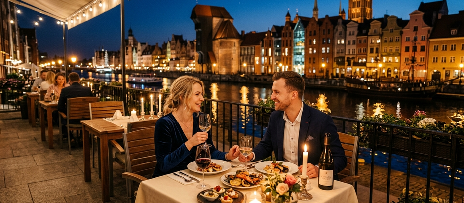 Romantyczna kolacja we dwoje przy świecach nad Motławą w Gdańsku, w tle oświetlona architektura Głównego Miasta wieczorem.
