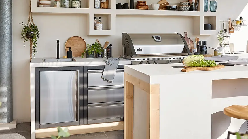 Cuisine extérieure modulable avec barbecue inox, évier et îlot central, conçue pour une expérience culinaire élégante et pratique en extérieur