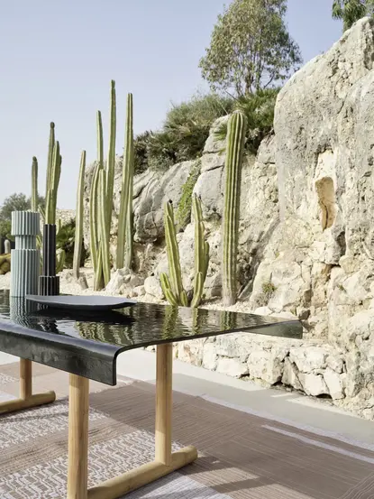Vue latérale de la table TORII sur fond de cactus – style méditerranéen